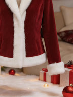 Kurze, weihnachtliche Damenjacke mit Fransen und Farbblockmuster.