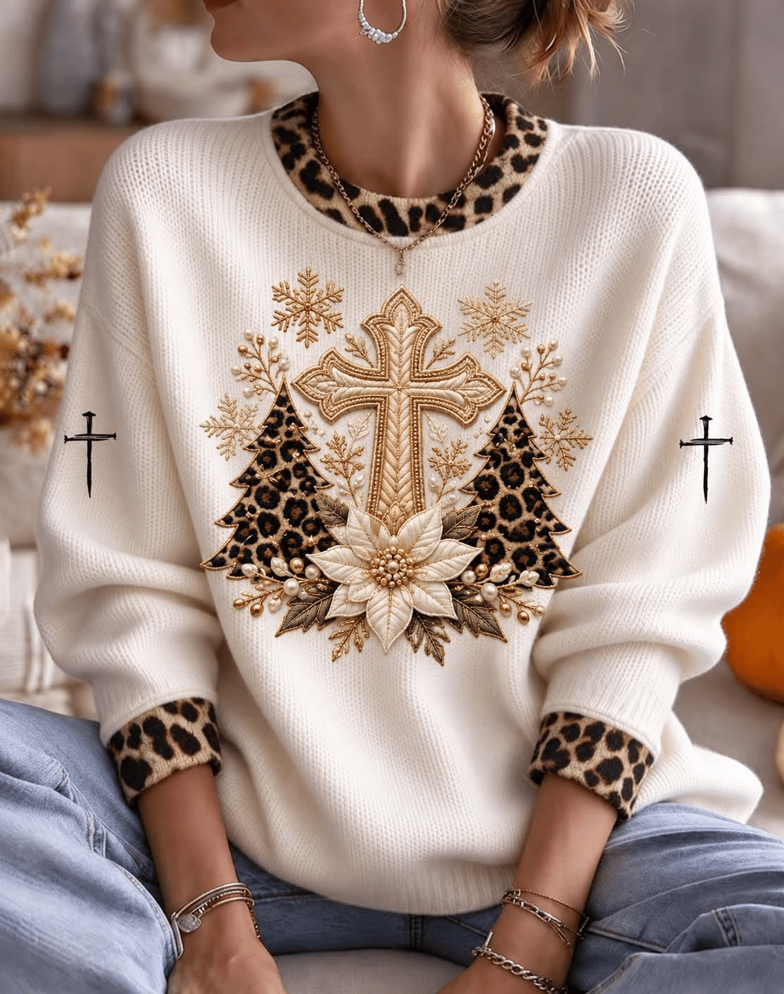 Weißer Damen-Strickpullover „Heiliges Kreuz & Weihnachtsstern“ mit Leopardenbesatz