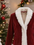 Kurze, weihnachtliche Damenjacke mit Fransen und Farbblockmuster.