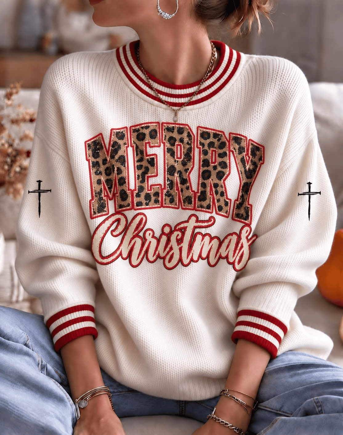 Damen-Strickpullover „Merry Christmas“ in Creme und Rot mit Leopardenmuster-Buchstaben