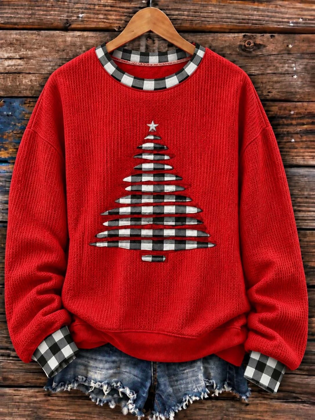 Klassisches rot-schwarzes Sweatshirt mit Büffelkaromuster und Weihnachtsbaum